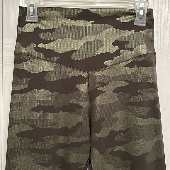EUC OFFLINE by Aerie Real Me High Waisted Camo Legging Olive Daze. Size L - Picture 4 of 6